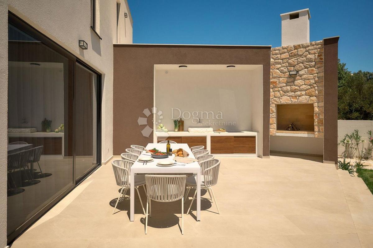 PRIMOŠTEN - VILLA, KI VAM BO VZEL DIH