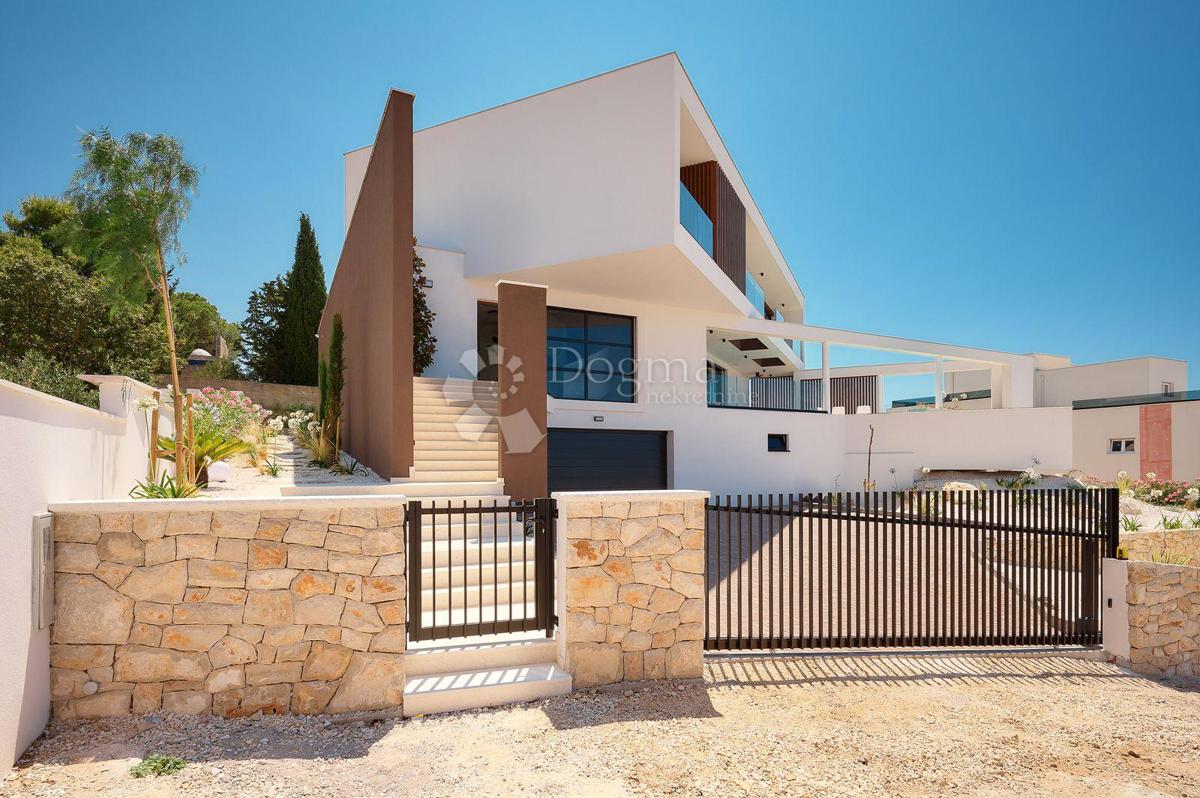 PRIMOŠTEN - VILLA, KI VAM BO VZEL DIH