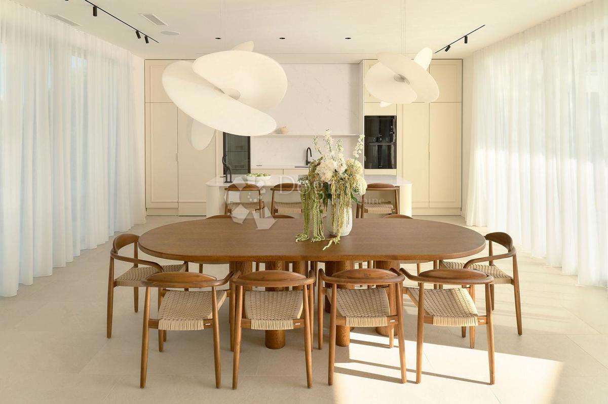 PRIMOŠTEN - VILLA, KI VAM BO VZEL DIH