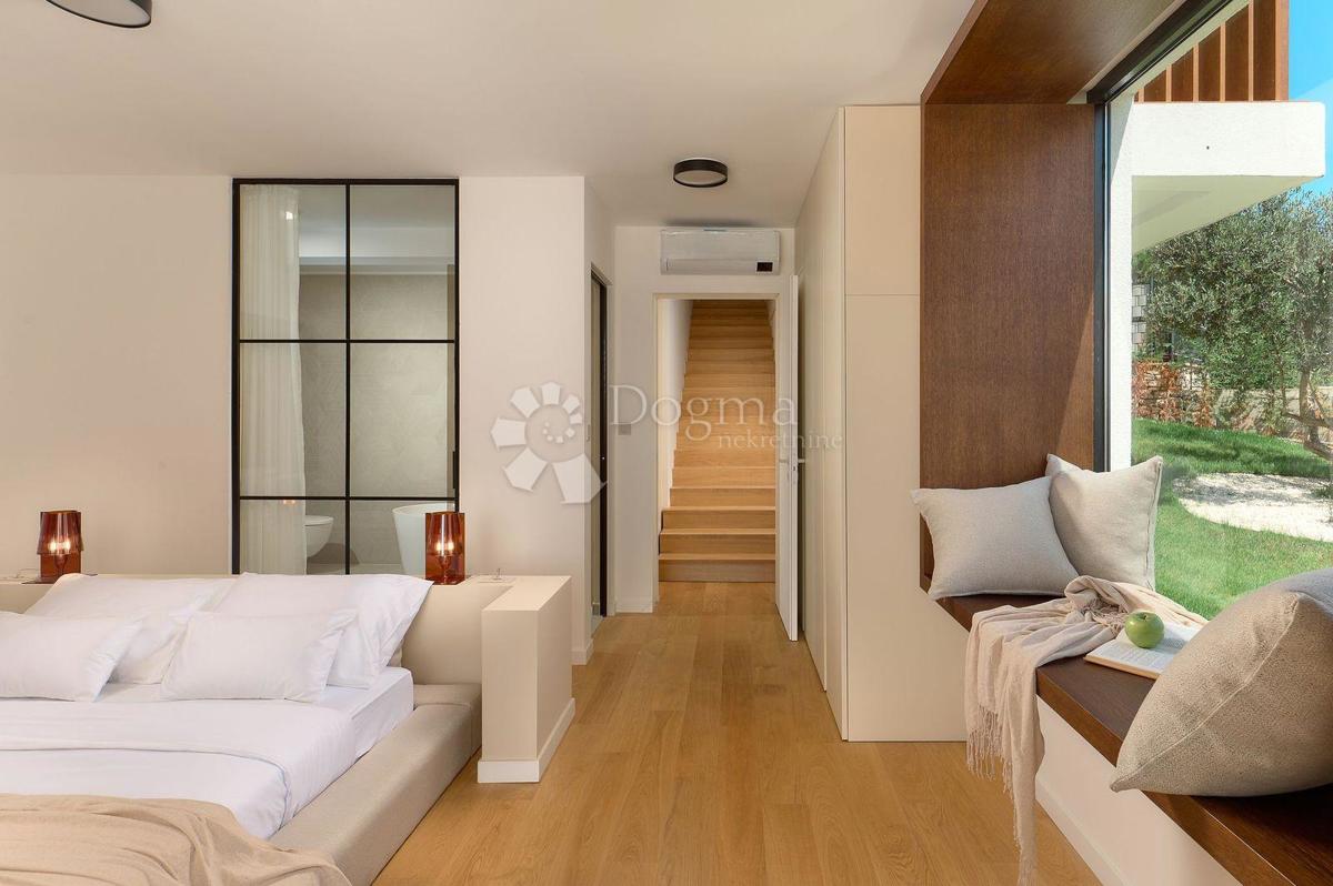 PRIMOŠTEN - VILLA, KI VAM BO VZEL DIH