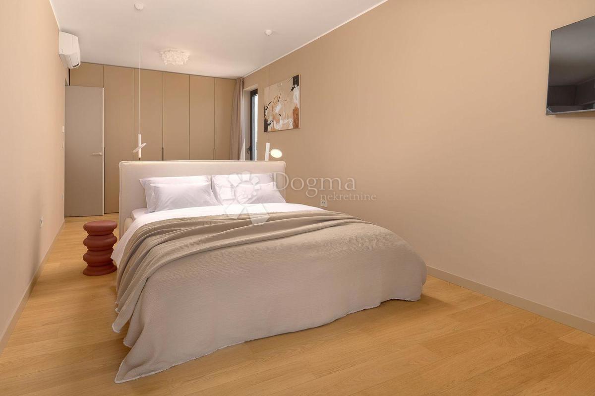 PRIMOŠTEN - VILLA, KI VAM BO VZEL DIH