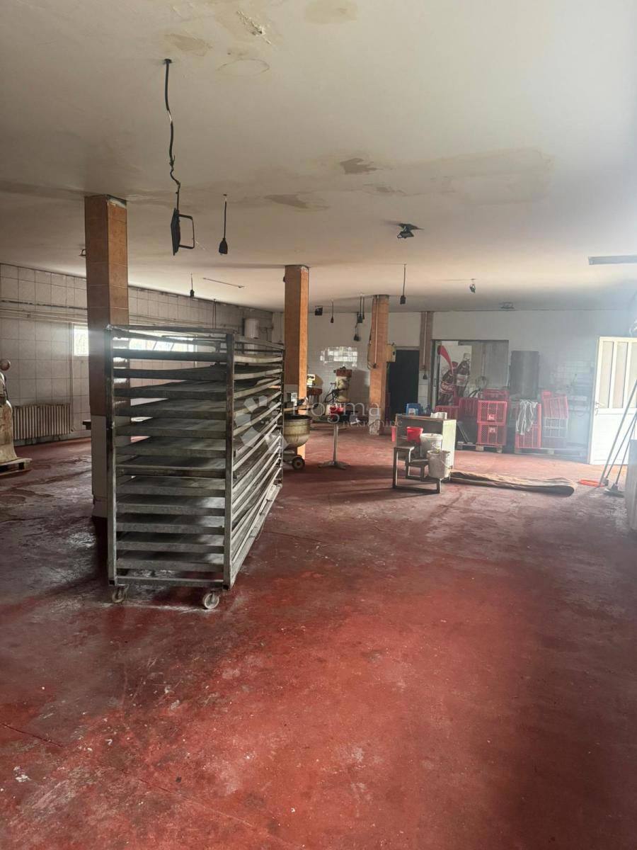 Poslovni prostor Kninsko Polje, Knin, 1.392m2