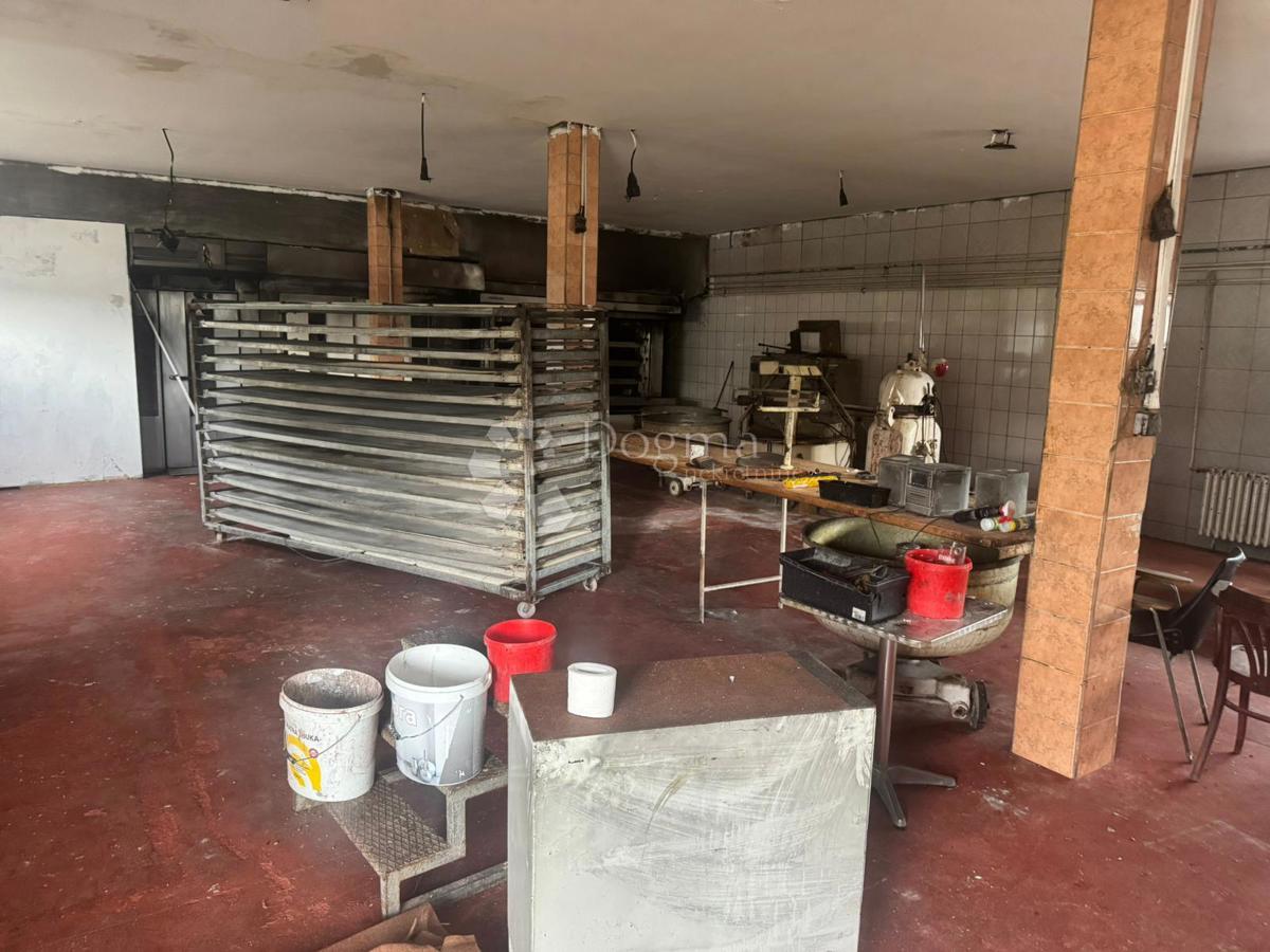 Poslovni prostor Kninsko Polje, Knin, 1.392m2