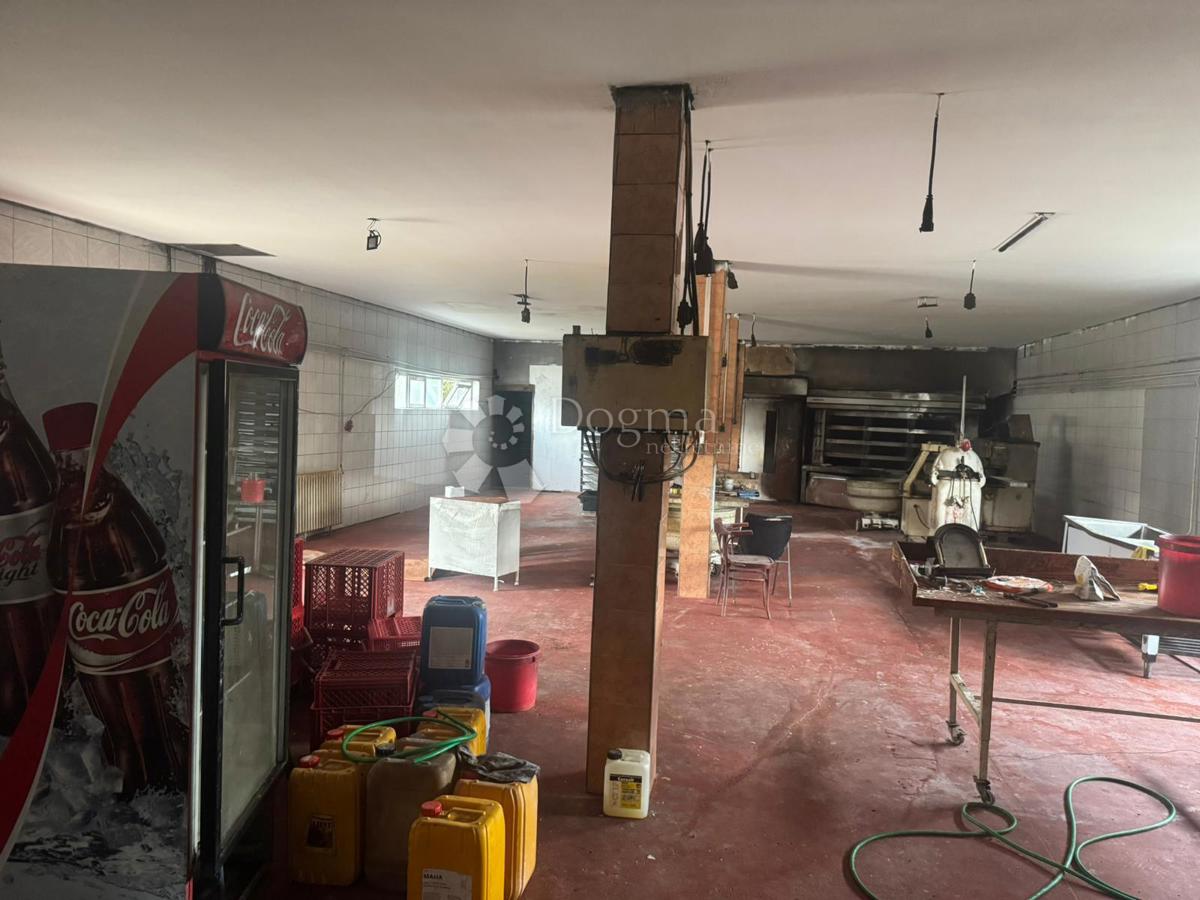 Poslovni prostor Kninsko Polje, Knin, 1.392m2