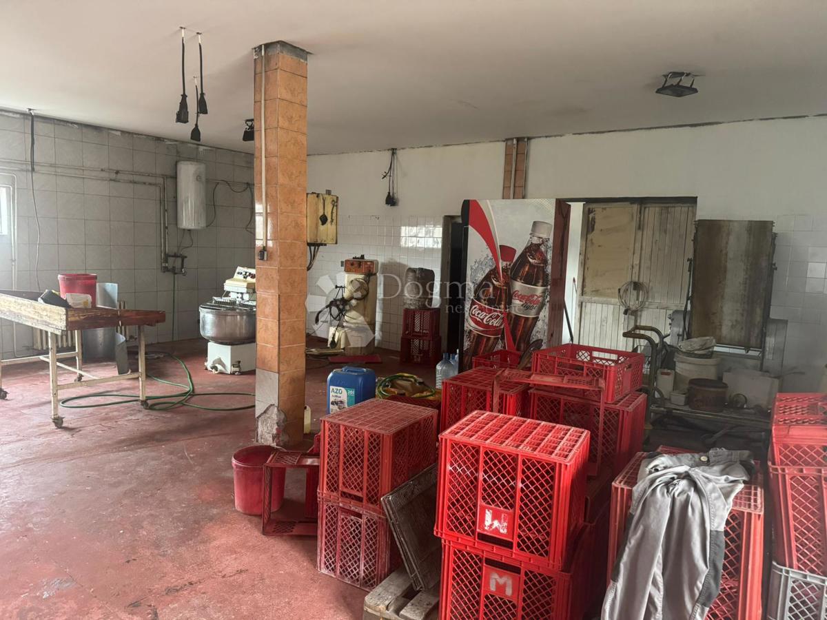 Poslovni prostor Kninsko Polje, Knin, 1.392m2