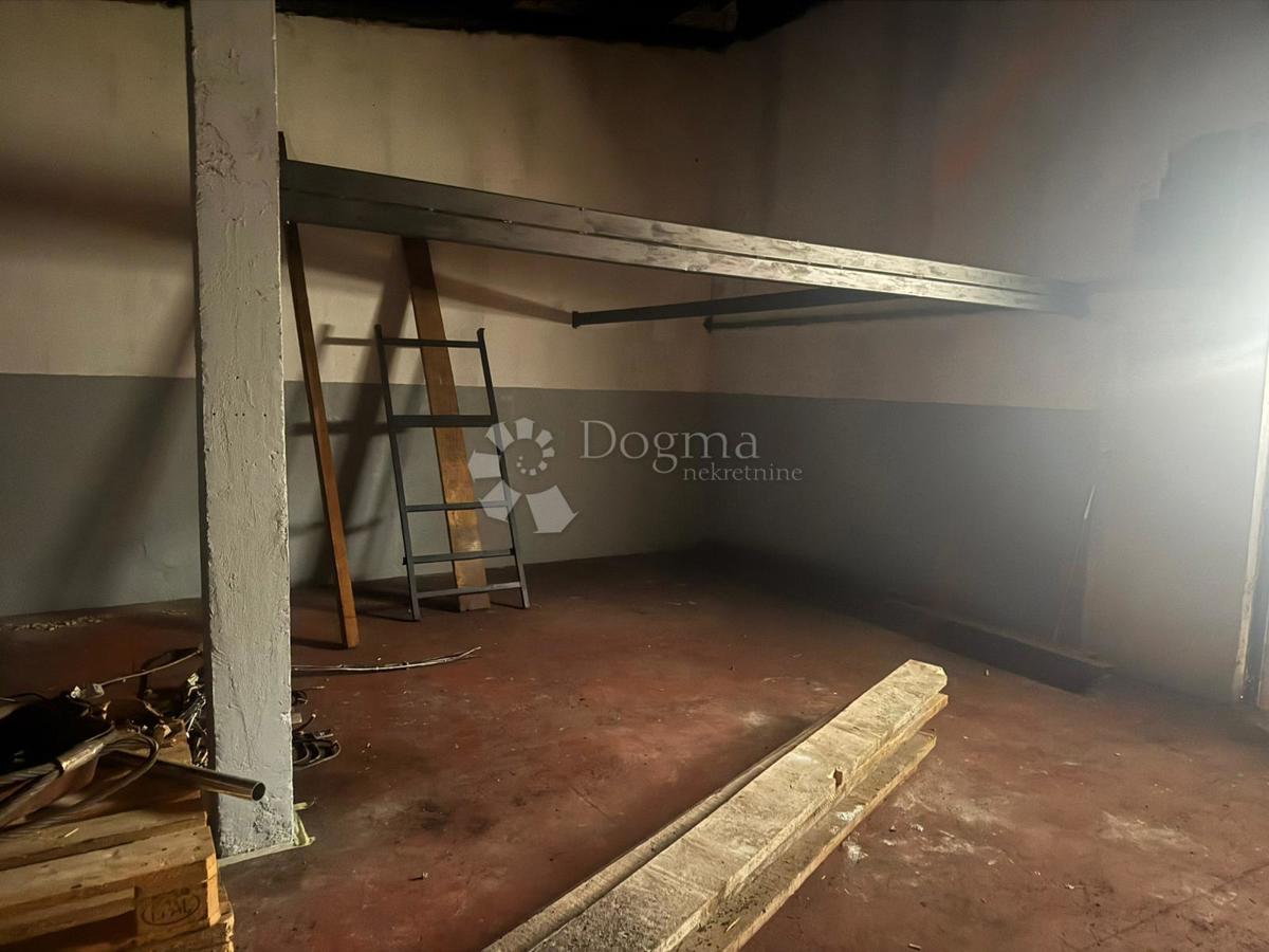 Poslovni prostor Kninsko Polje, Knin, 1.392m2