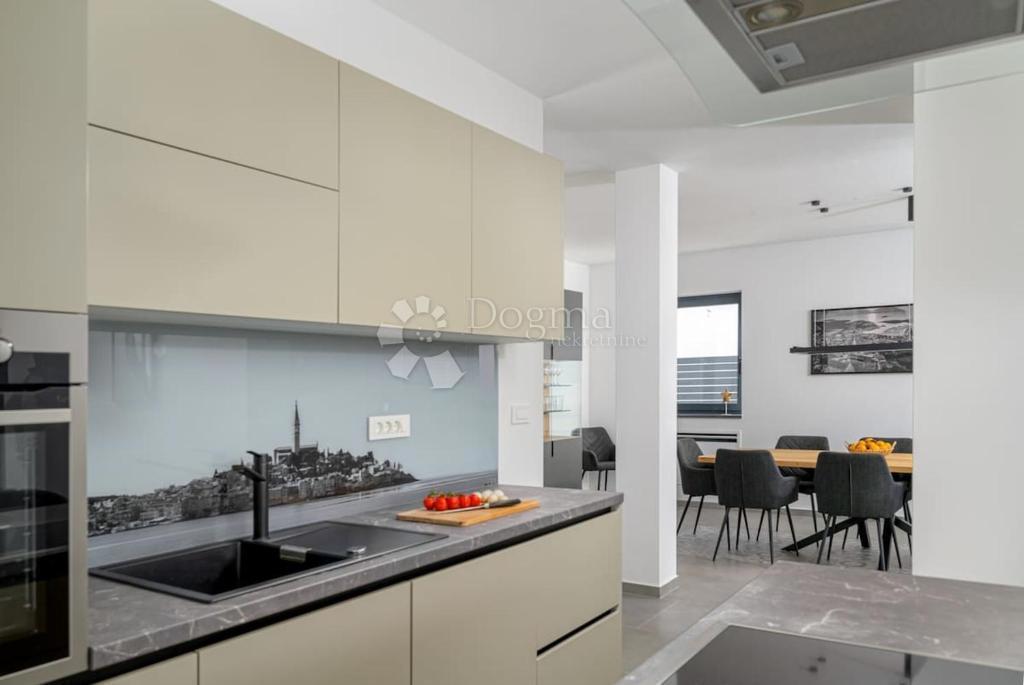Hiša Svetvinčenat, 220m2