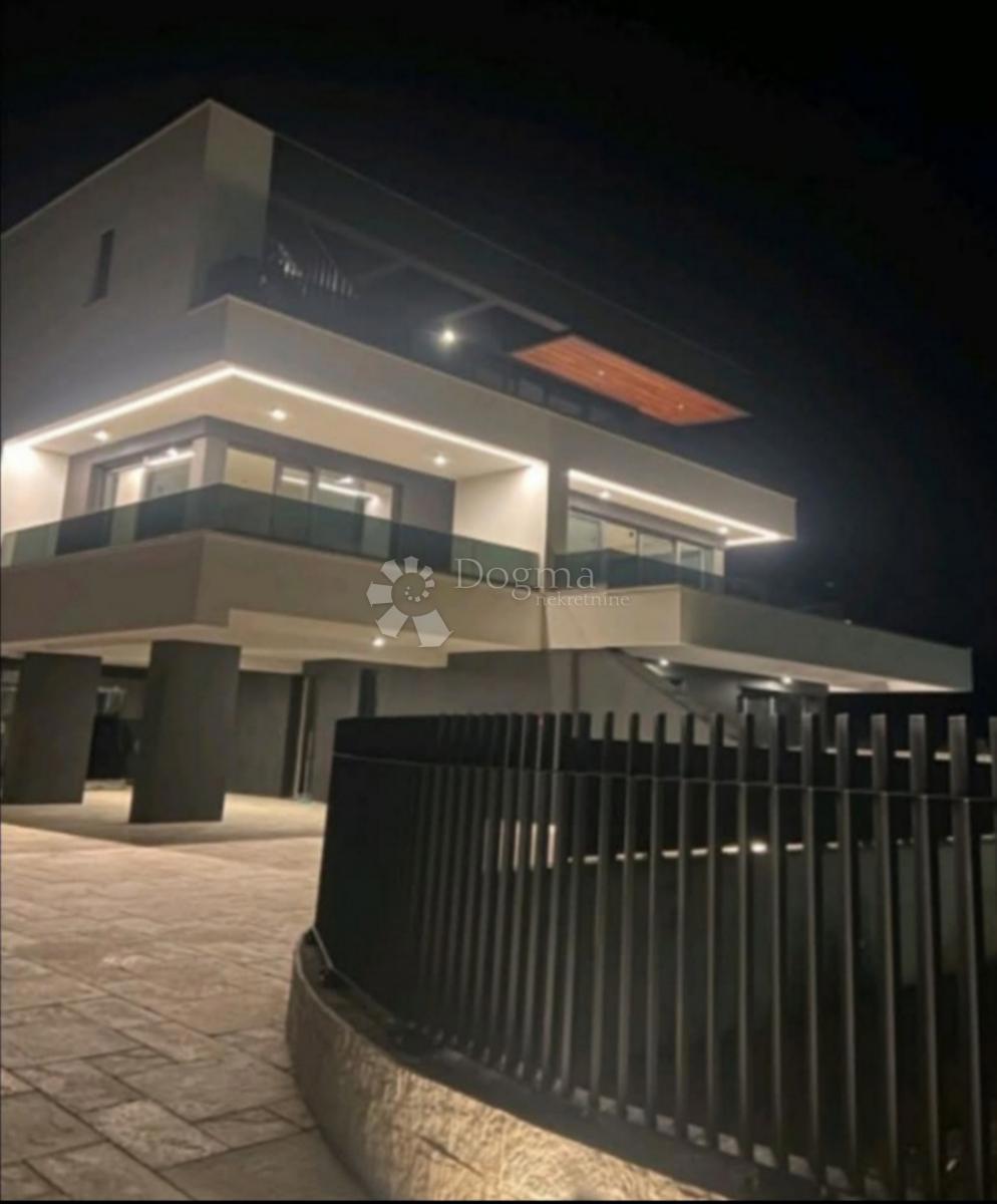 Stanovanje Krk, 262,50m2