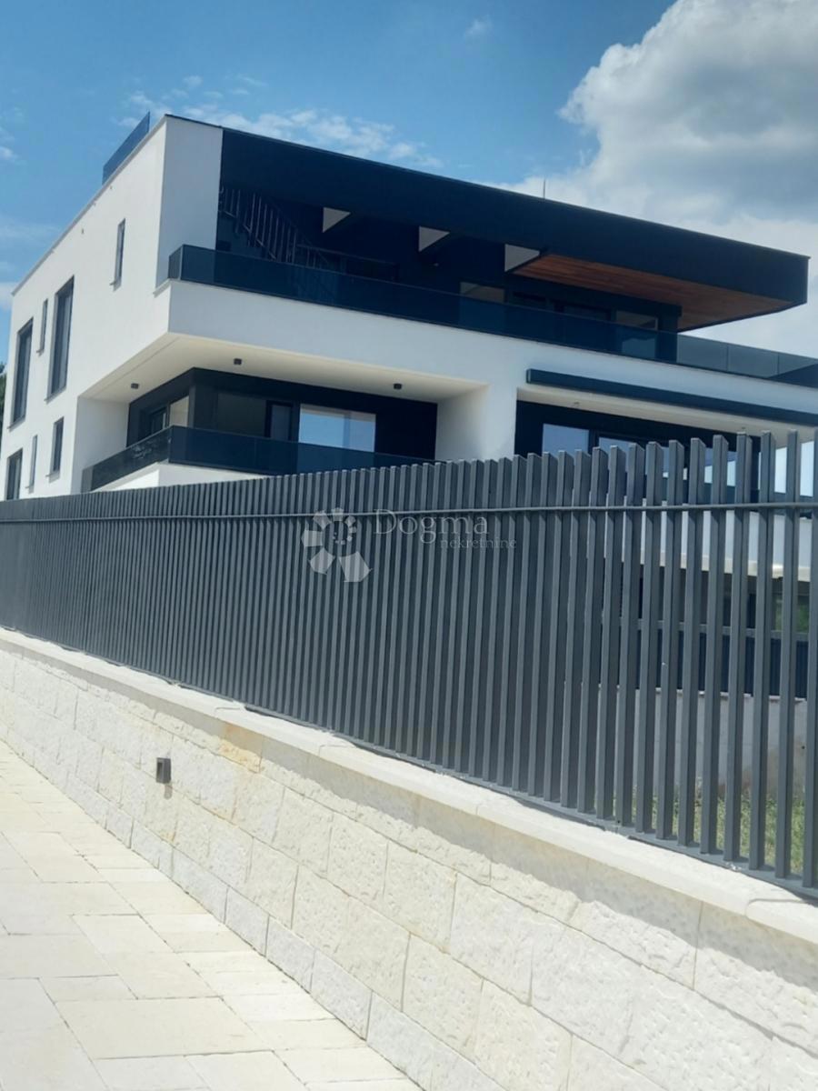 Stanovanje Krk, 262,50m2