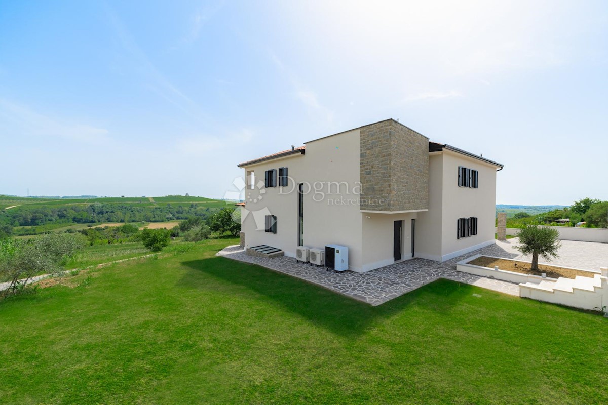 IMPRESIVNA VILA S POGLEDOM NA VINOGRADE IN MORJE