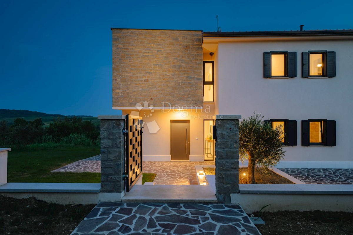 IMPRESIVNA VILA S POGLEDOM NA VINOGRADE IN MORJE