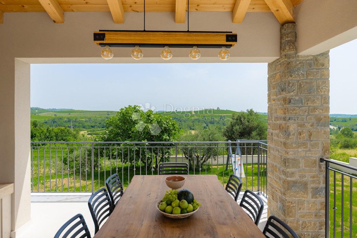 IMPRESIVNA VILA S POGLEDOM NA VINOGRADE IN MORJE