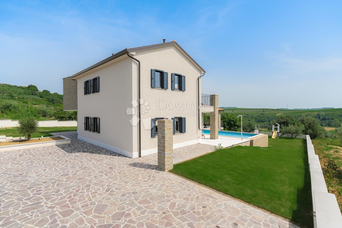 IMPRESIVNA VILA S POGLEDOM NA VINOGRADE IN MORJE