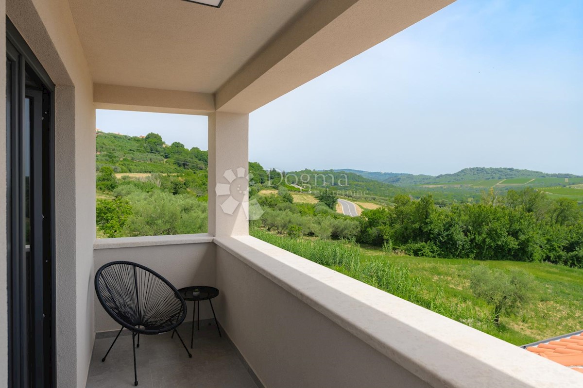 IMPRESIVNA VILA S POGLEDOM NA VINOGRADE IN MORJE