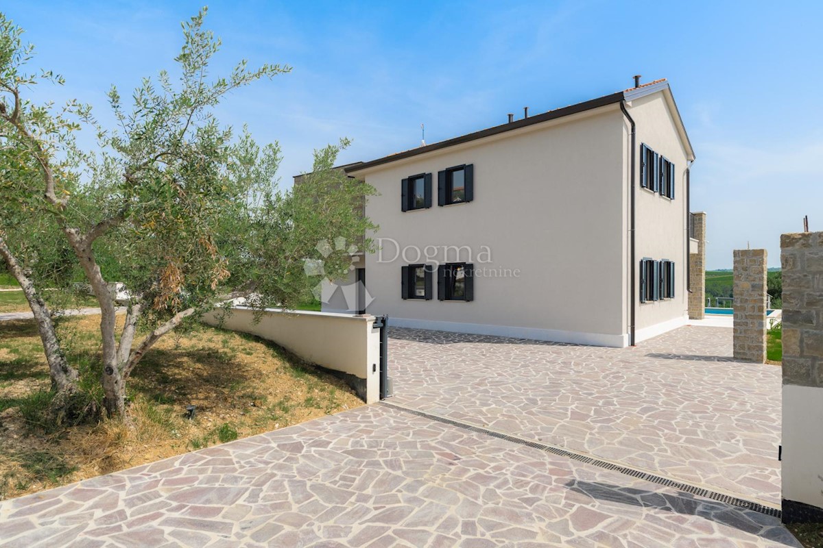 IMPRESIVNA VILA S POGLEDOM NA VINOGRADE IN MORJE