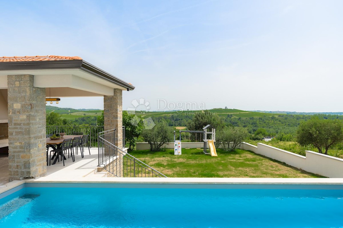 IMPRESIVNA VILA S POGLEDOM NA VINOGRADE IN MORJE