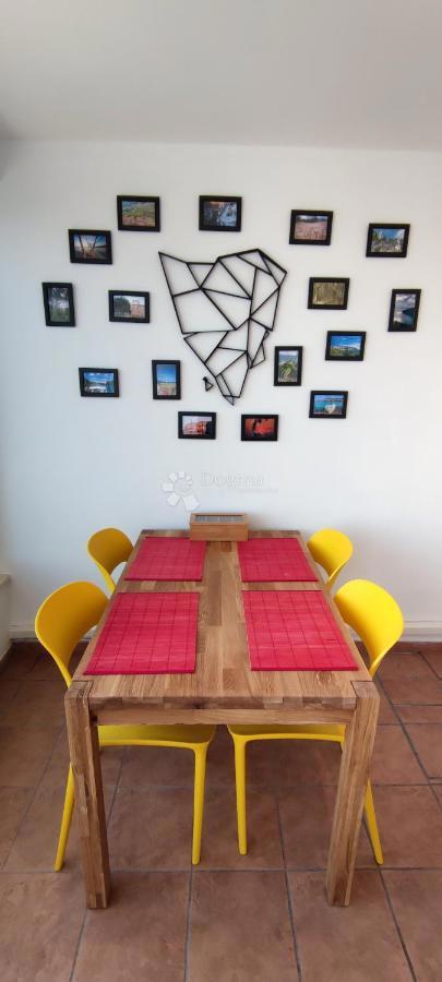 Apartma Ravni, Raša, 55,90m2