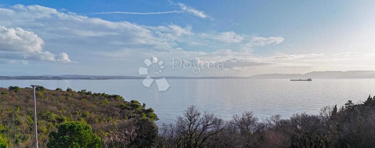 KOSTRENA - EKSKLUZIVNO STANOVANJE LE NEKAJ KORAKOV OD PLAŽE