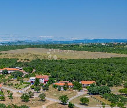 Zemljišče z objekti in dovoljenjem – Vransko jezero