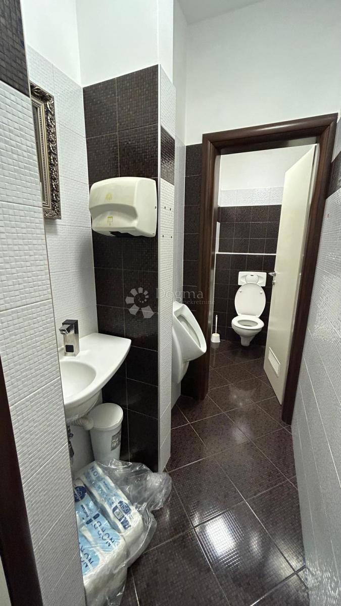 Pisarniški prostor na frekventni lokaciji