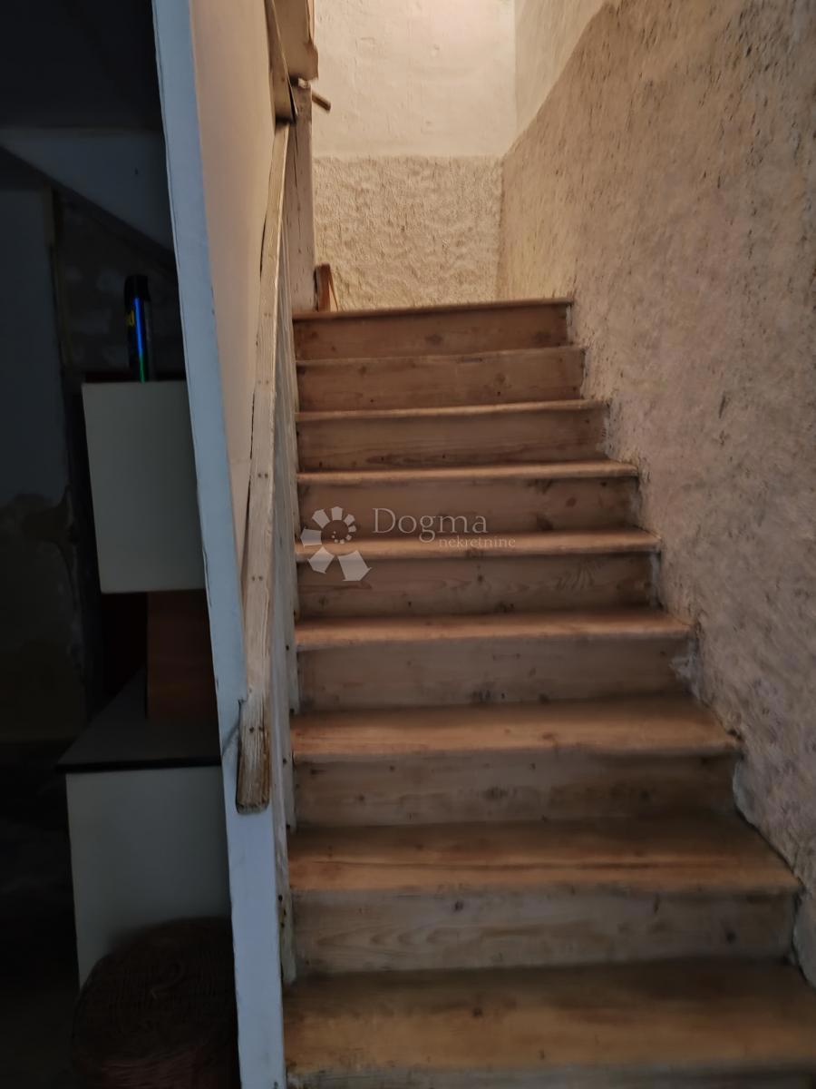 Kamnita hiša za prenovo, 10 m od morja – Novigrad