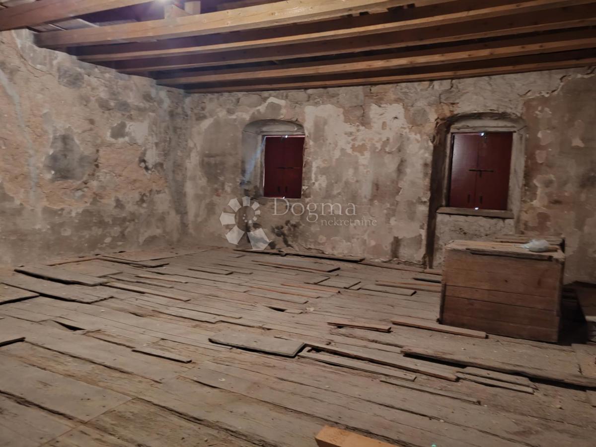 Kamnita hiša za prenovo, 10 m od morja – Novigrad