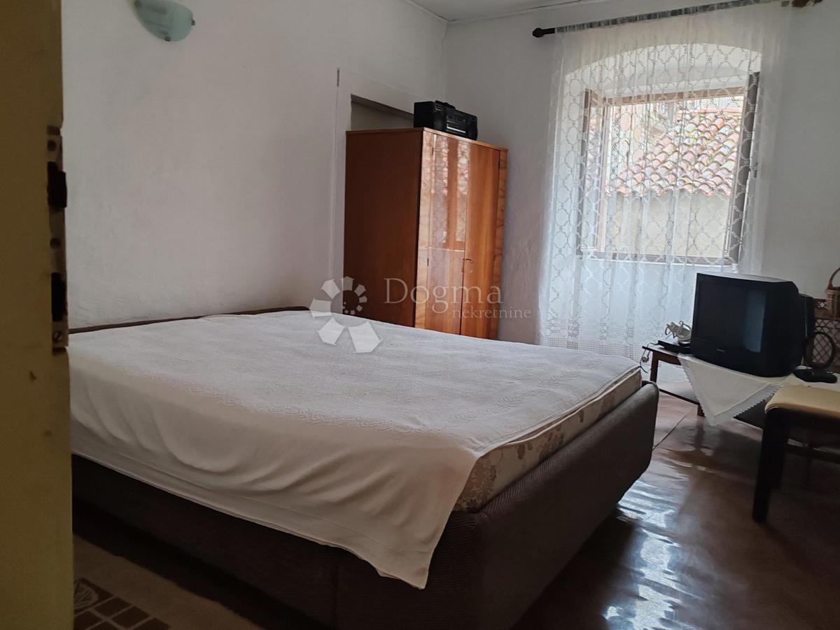 Kamnita hiša za prenovo, 10 m od morja – Novigrad