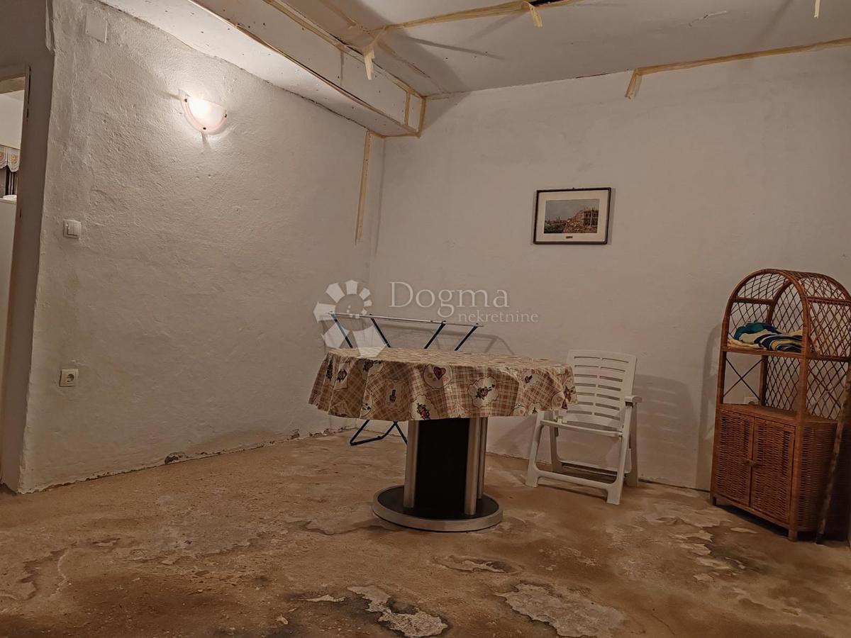 Kamnita hiša za prenovo, 10 m od morja – Novigrad