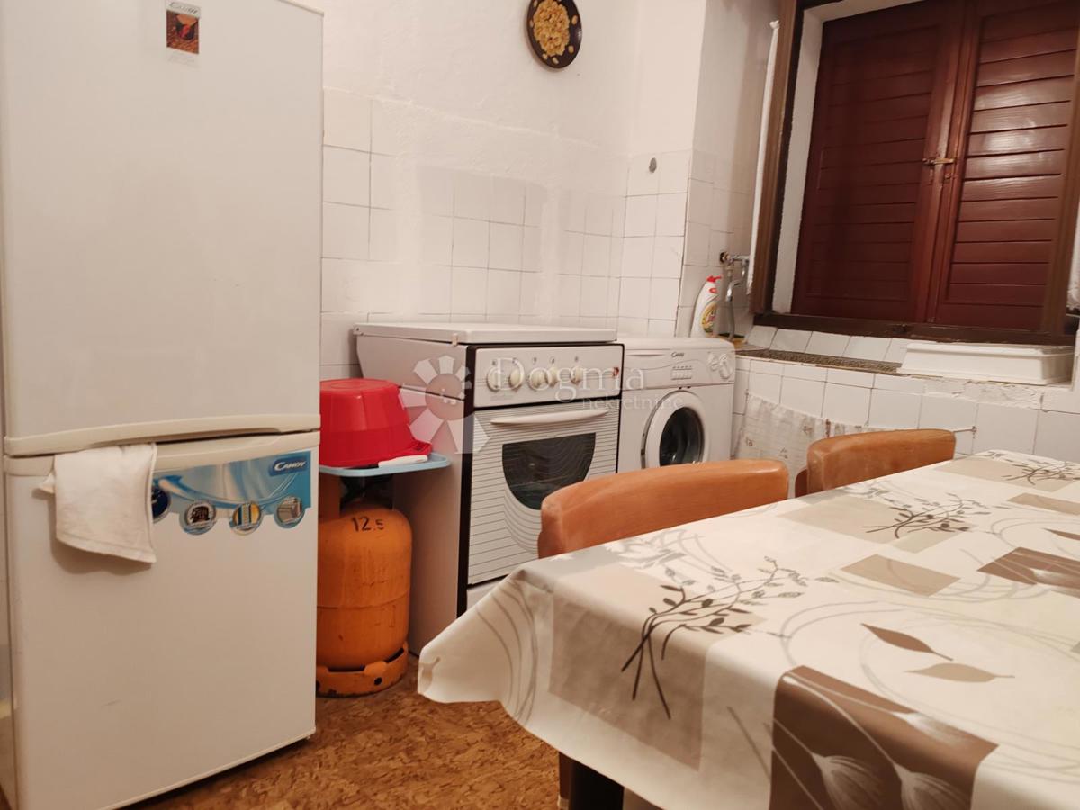 Kamnita hiša za prenovo, 10 m od morja – Novigrad
