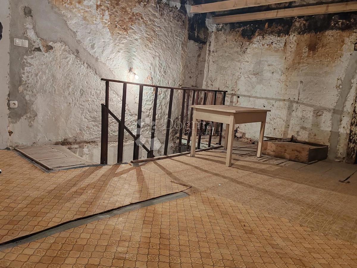 Kamnita hiša za prenovo, 10 m od morja – Novigrad