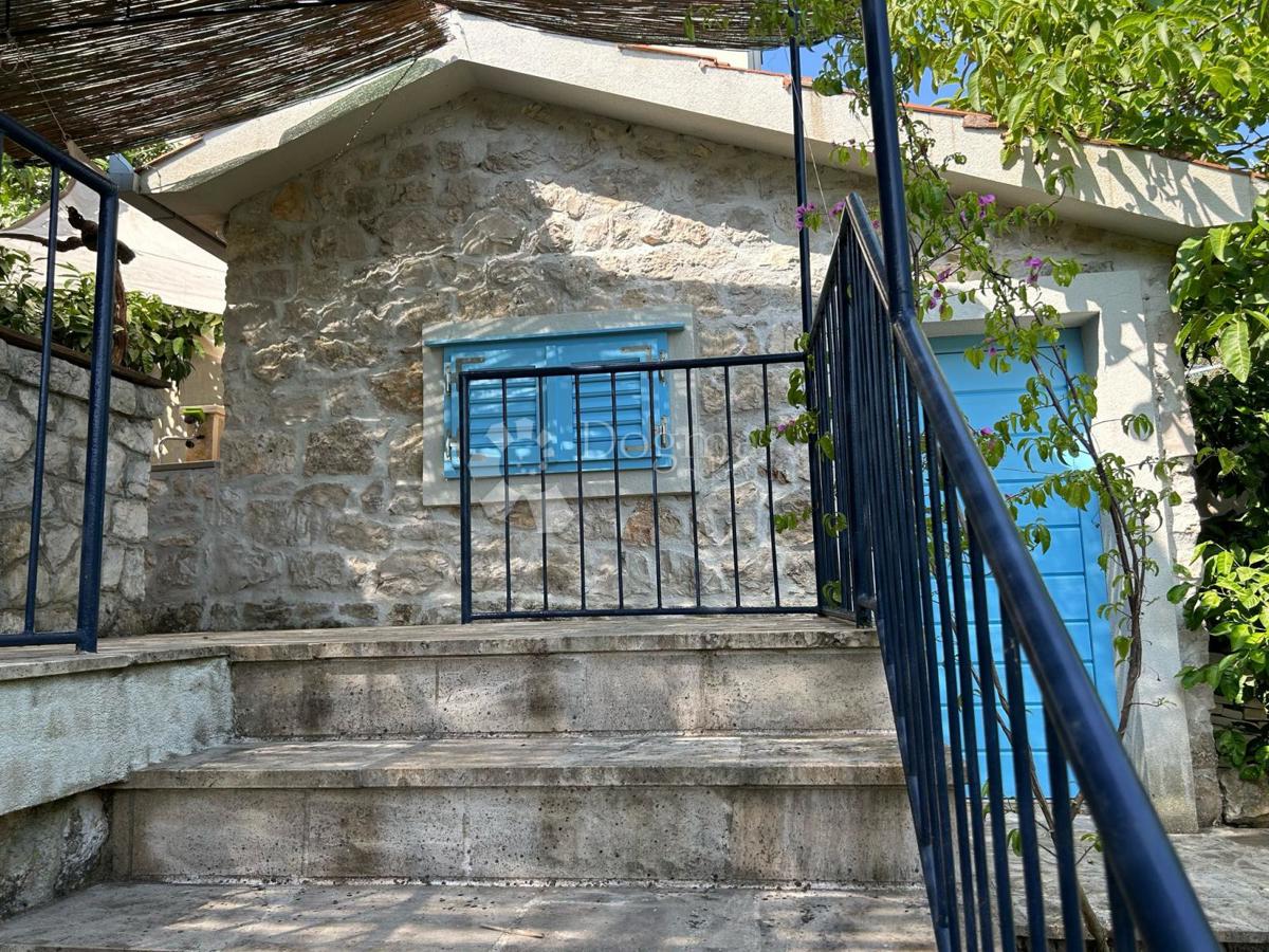 Čudovita hiša s pogledom na morje