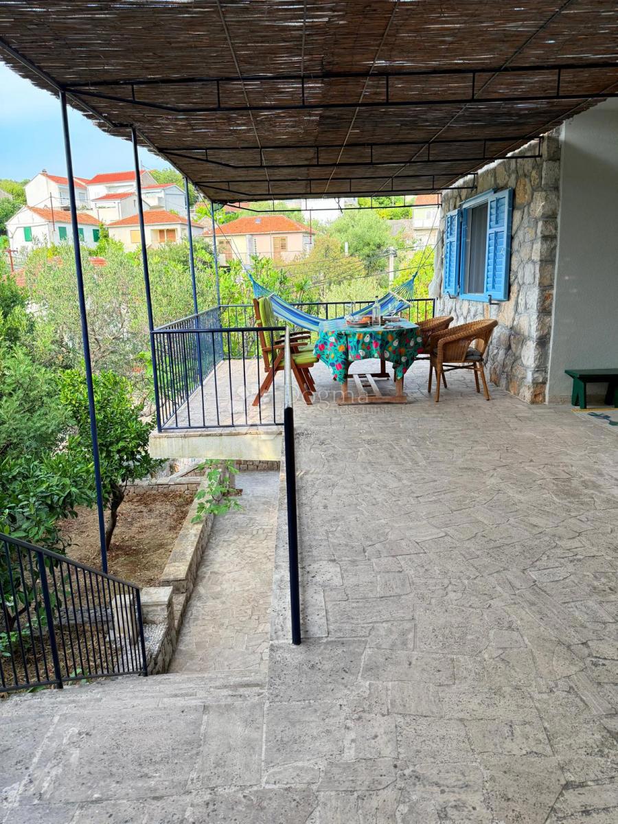 Čudovita hiša s pogledom na morje