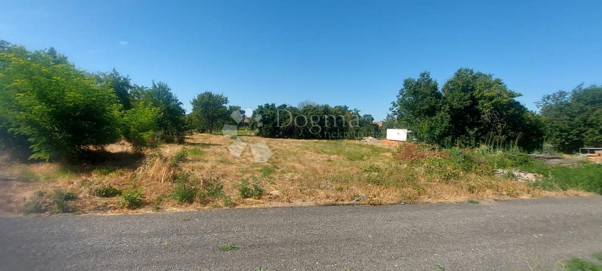 Zazidljivo zemljišče Cerić, Nuštar, 667m2