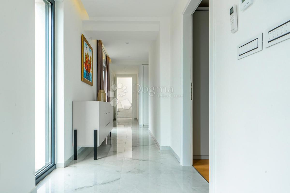 Hiša Kostrena, 240m2