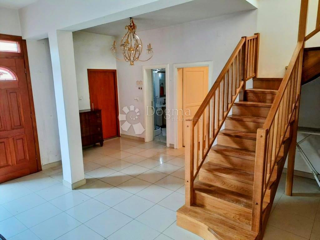 Vila Samobor 200m2 + zemljišče 1653m2