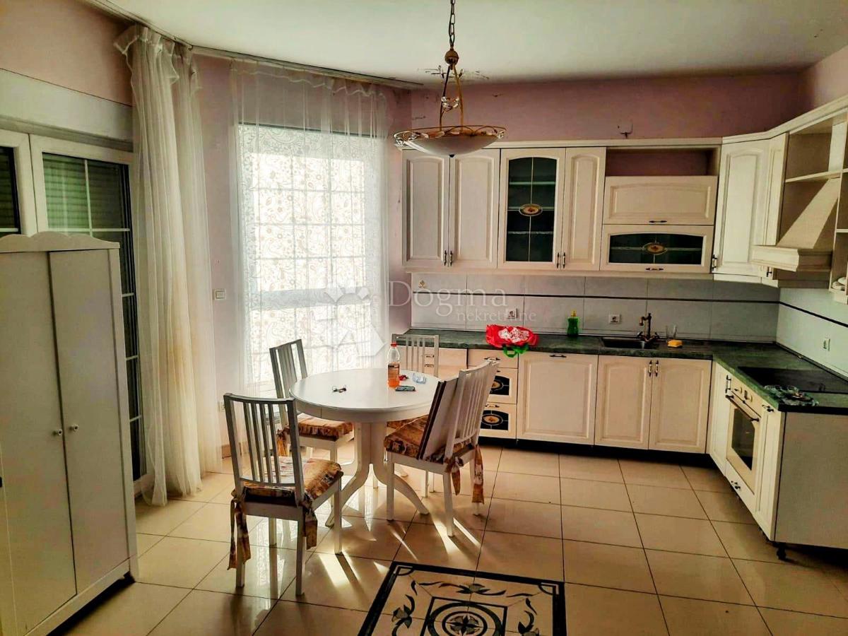 Vila Samobor 200m2 + zemljišče 1653m2