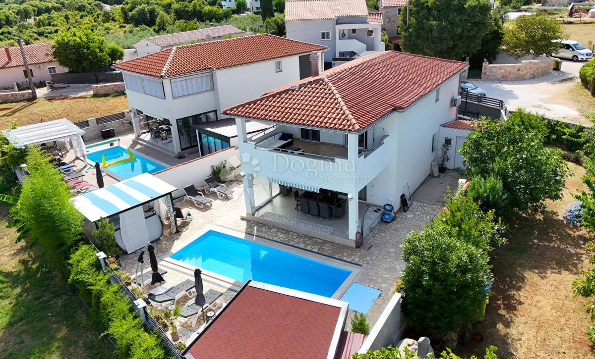 ČUDOVITA HIŠA Z BAZENOM IN 2 JACUZZIJEMA ter možnostjo hiše z 2 ločenima stanovanjema