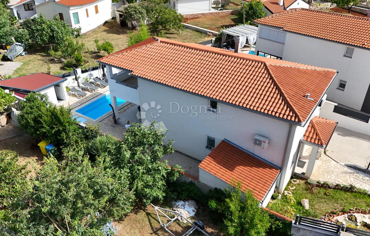 ČUDOVITA HIŠA Z BAZENOM IN 2 JACUZZIJEMA ter možnostjo hiše z 2 ločenima stanovanjema