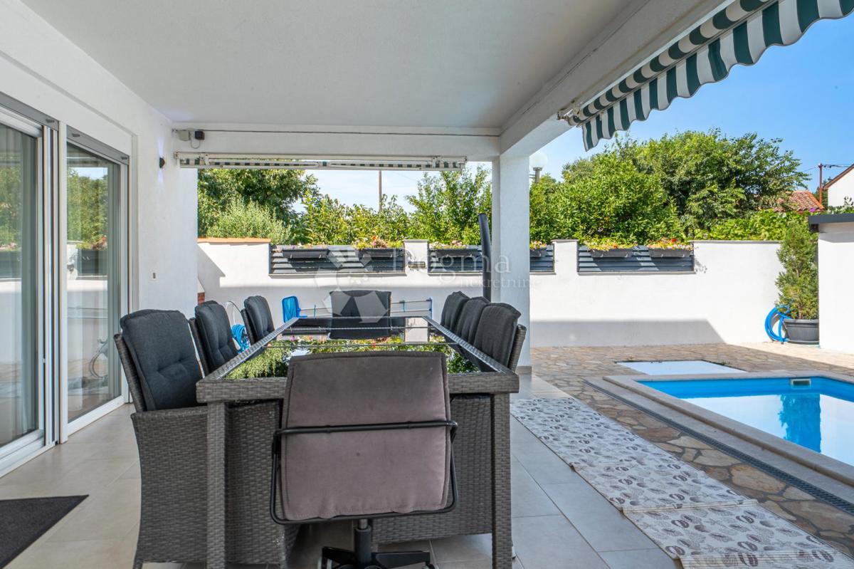 ČUDOVITA HIŠA Z BAZENOM IN 2 JACUZZIJEMA ter možnostjo hiše z 2 ločenima stanovanjema