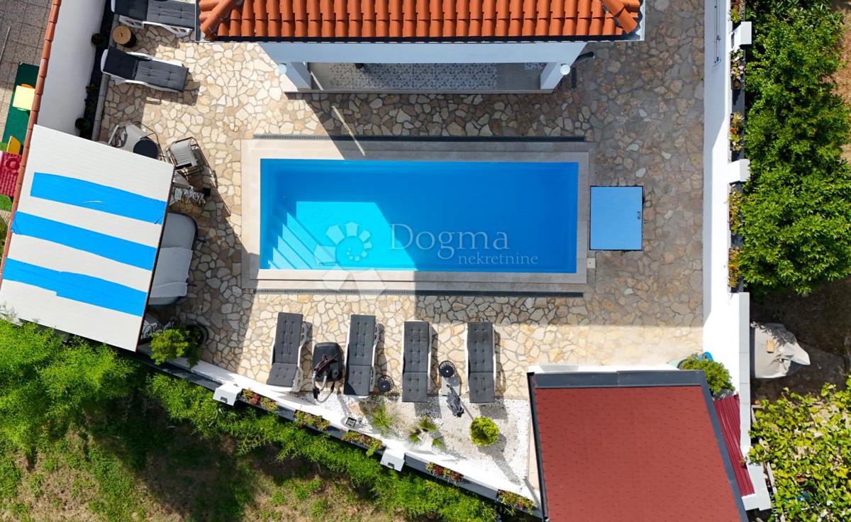 ČUDOVITA HIŠA Z BAZENOM IN 2 JACUZZIJEMA ter možnostjo hiše z 2 ločenima stanovanjema