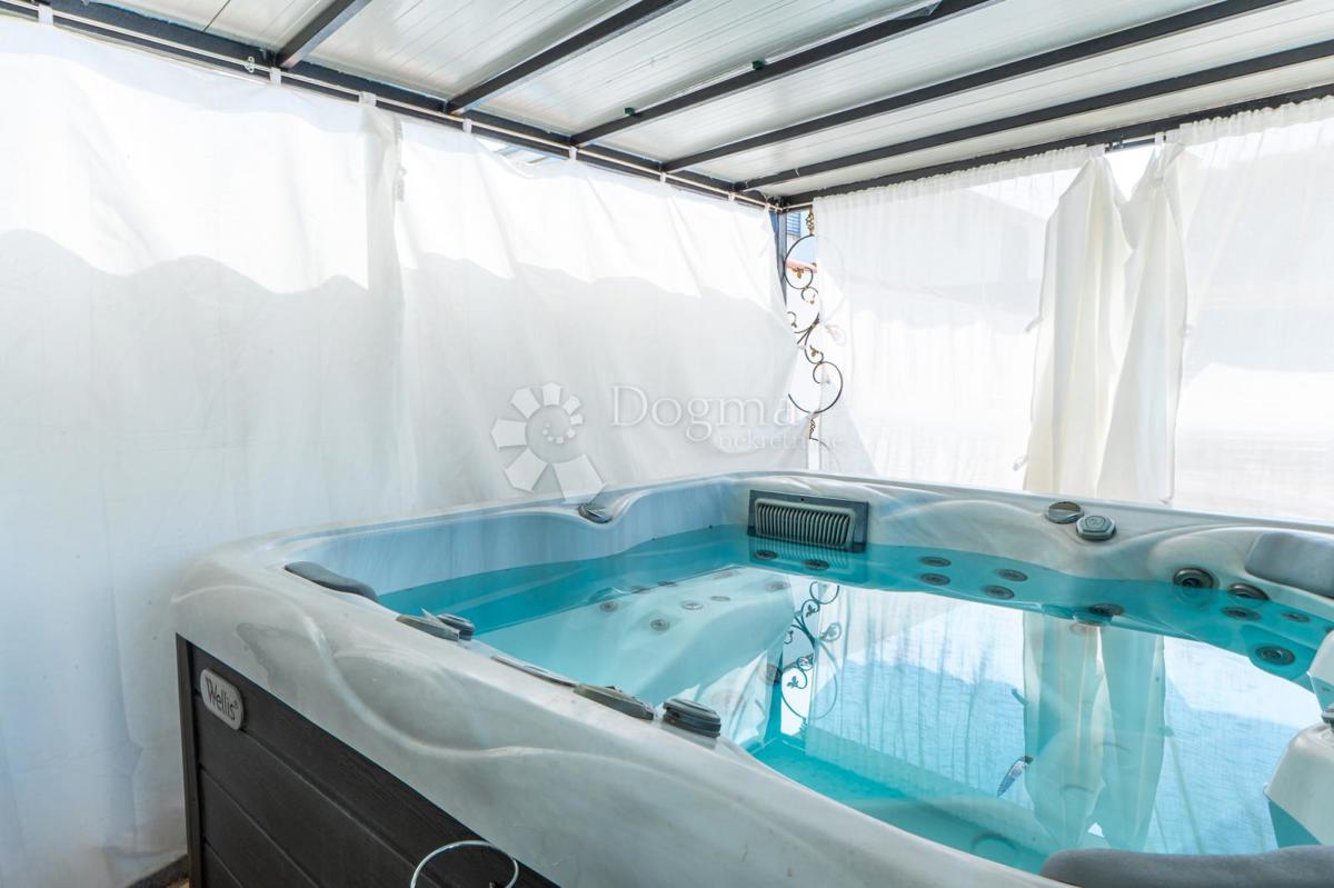 ČUDOVITA HIŠA Z BAZENOM IN 2 JACUZZIJEMA ter možnostjo hiše z 2 ločenima stanovanjema