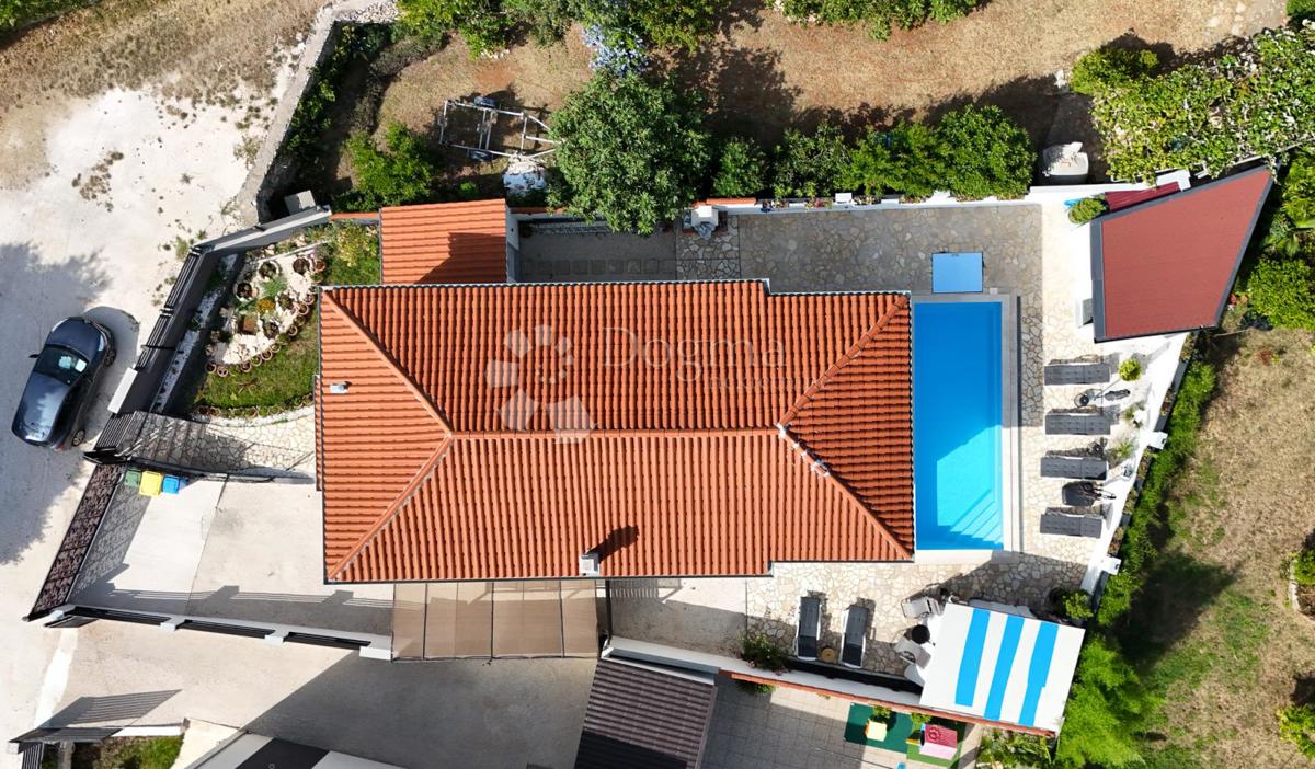 ČUDOVITA HIŠA Z BAZENOM IN 2 JACUZZIJEMA ter možnostjo hiše z 2 ločenima stanovanjema