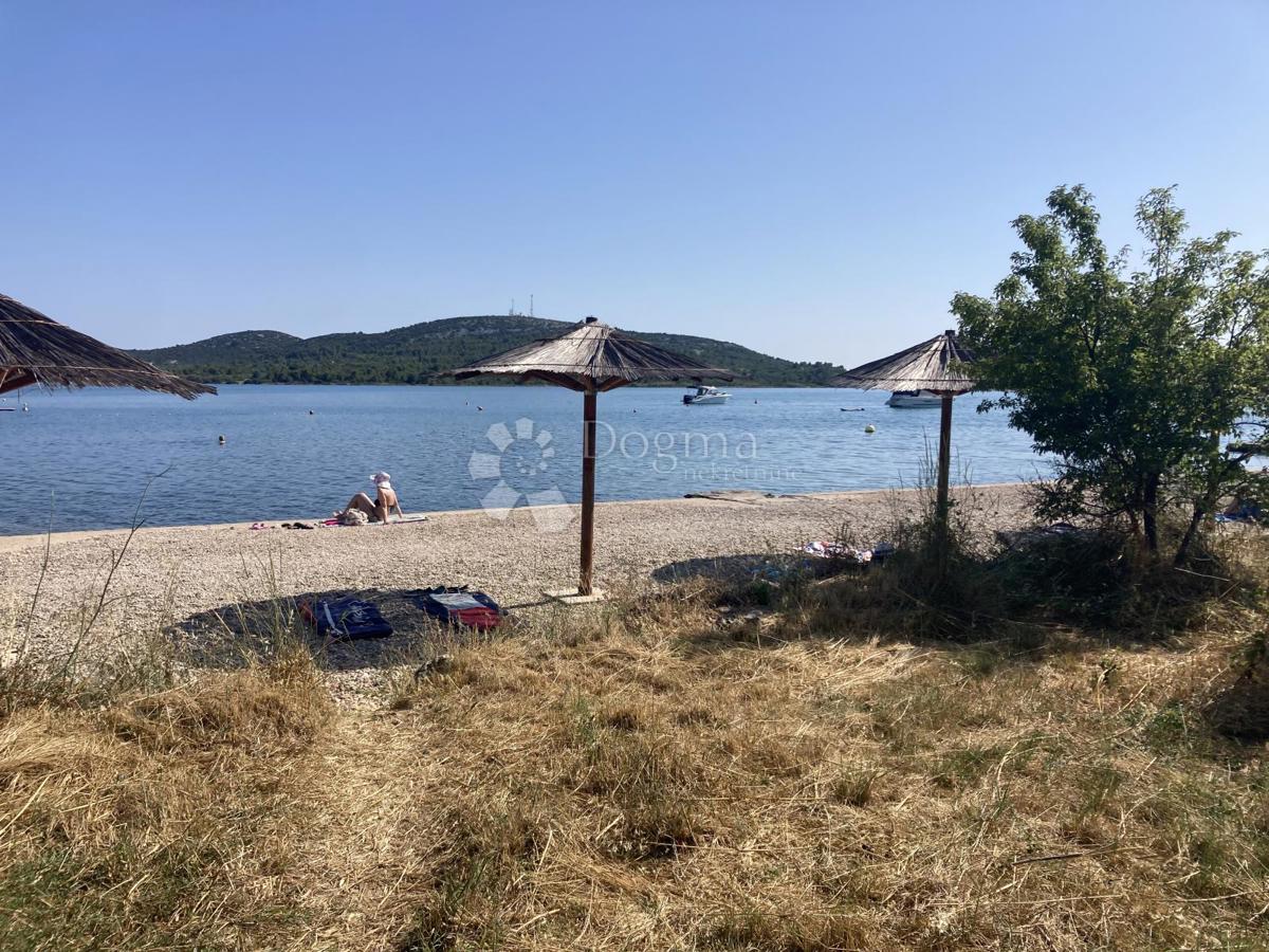PRILOŽNOST - APARTMAJSKA HIŠA V PIROVCU, 1. VRSTA DO MORJA