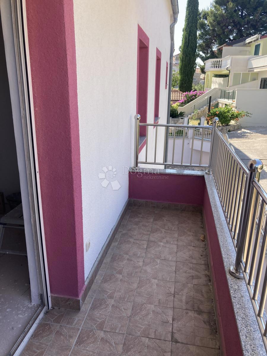 PRILOŽNOST - APARTMAJSKA HIŠA V PIROVCU, 1. VRSTA DO MORJA