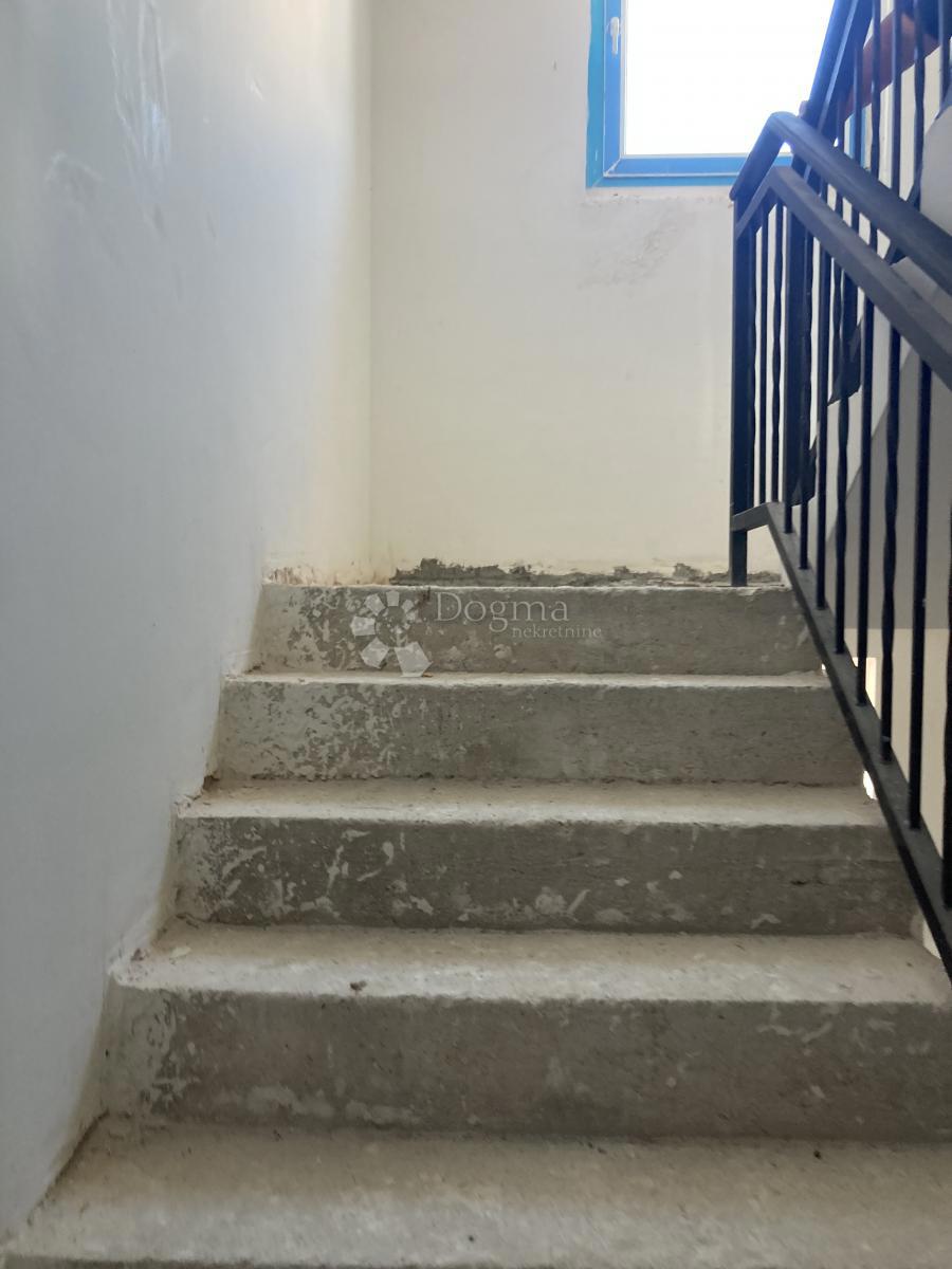 PRILOŽNOST - APARTMAJSKA HIŠA V PIROVCU, 1. VRSTA DO MORJA