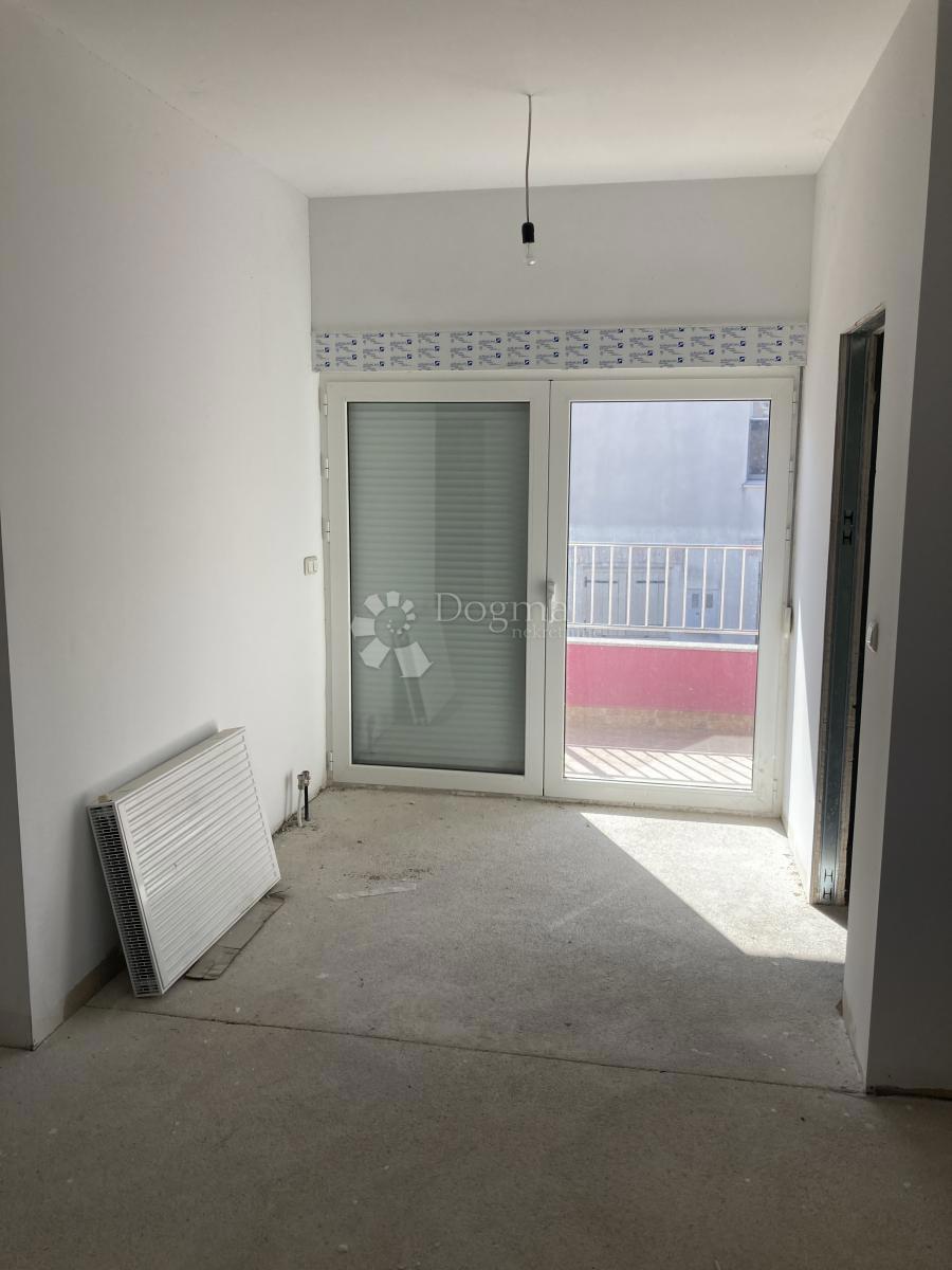 PRILOŽNOST - APARTMAJSKA HIŠA V PIROVCU, 1. VRSTA DO MORJA