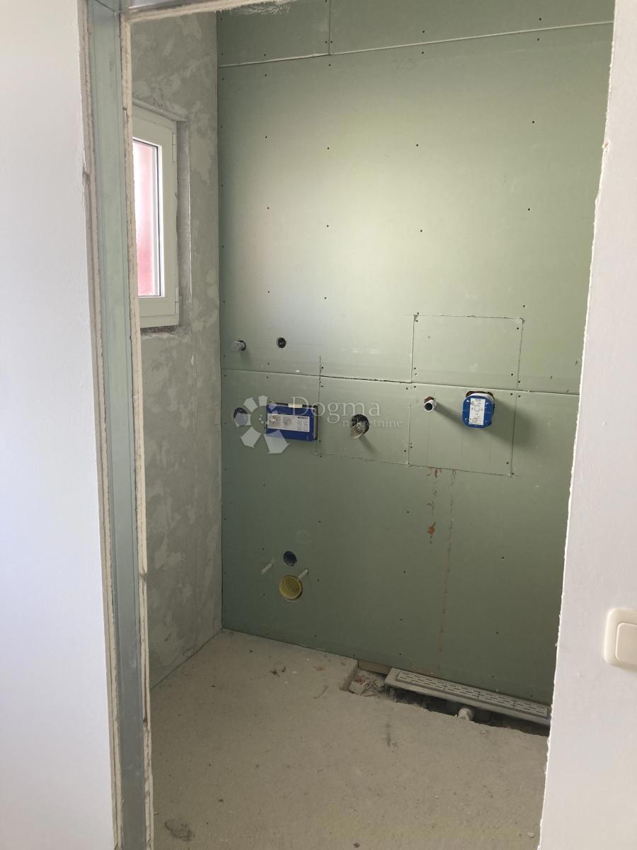 PRILOŽNOST - APARTMAJSKA HIŠA V PIROVCU, 1. VRSTA DO MORJA