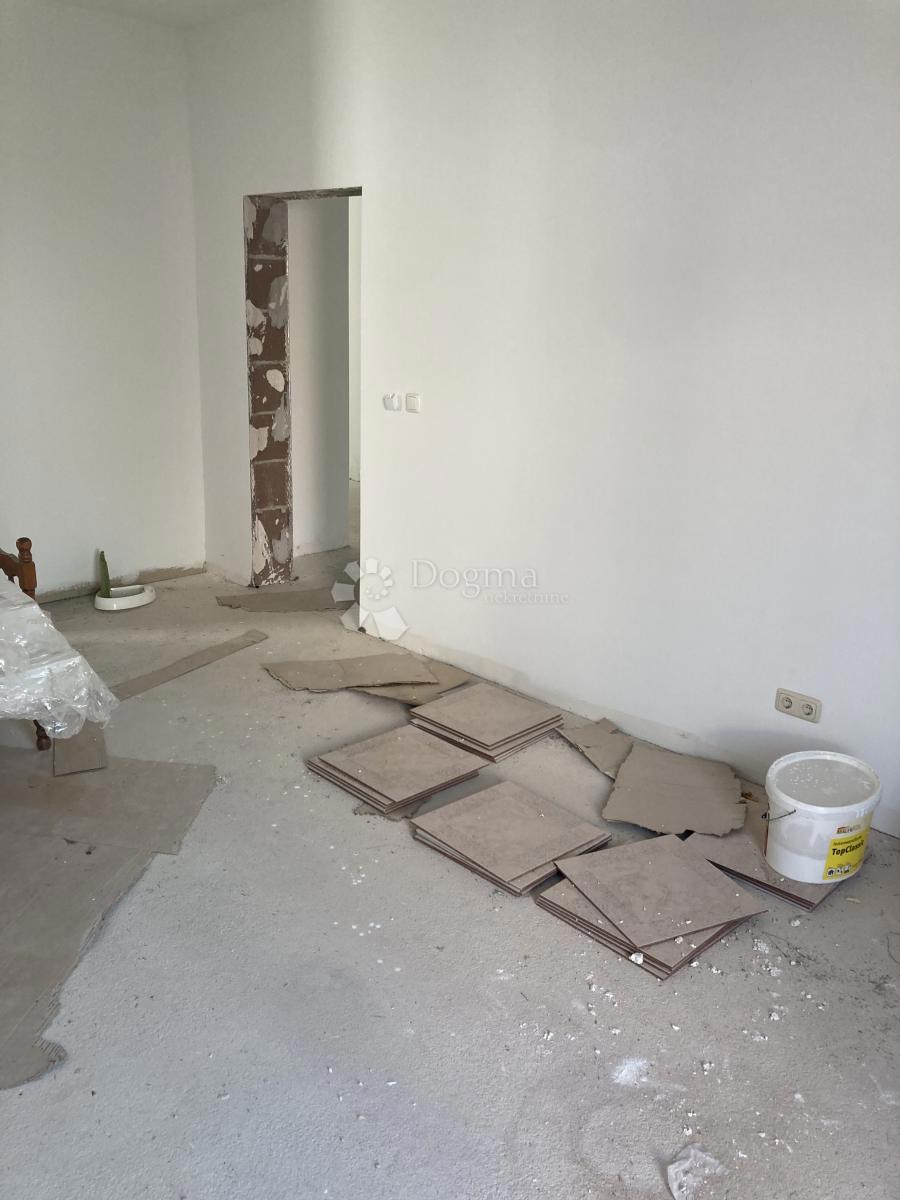 PRILOŽNOST - APARTMAJSKA HIŠA V PIROVCU, 1. VRSTA DO MORJA
