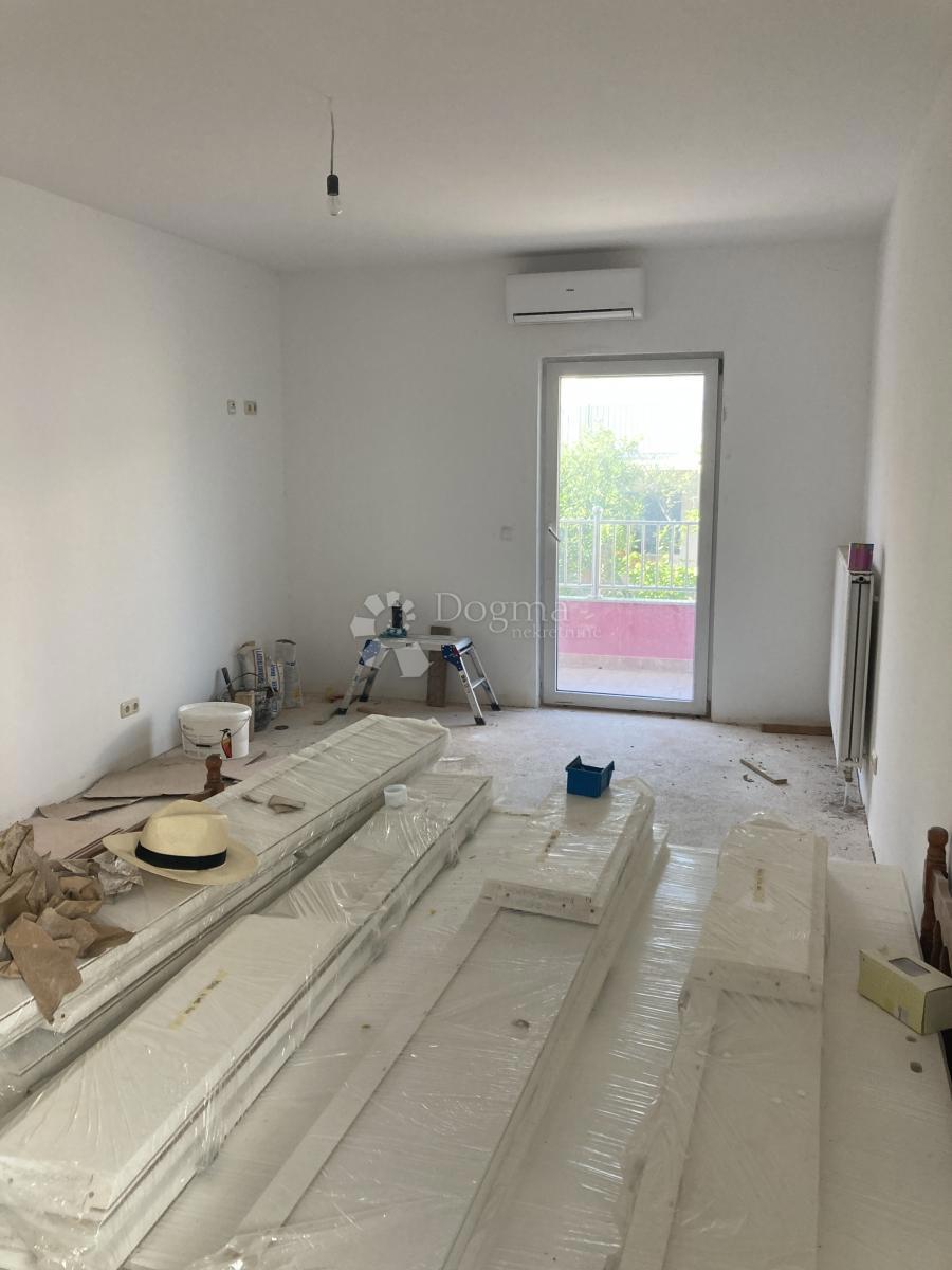 PRILOŽNOST - APARTMAJSKA HIŠA V PIROVCU, 1. VRSTA DO MORJA