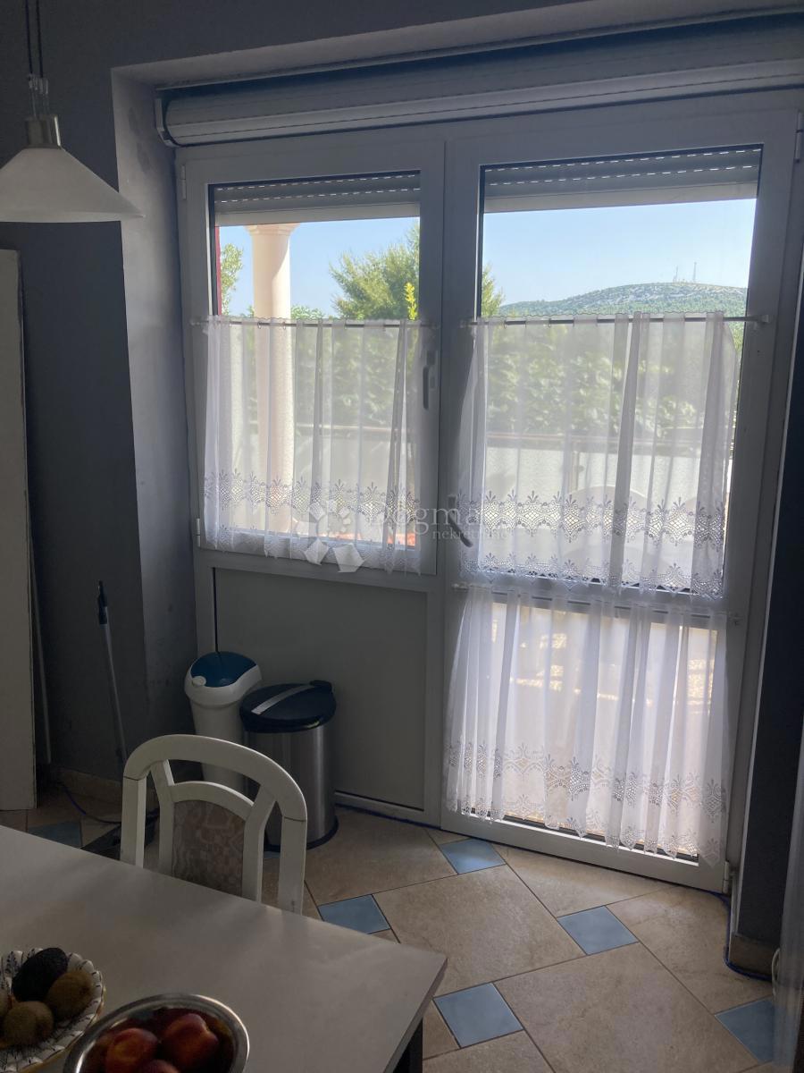 PRILOŽNOST - APARTMAJSKA HIŠA V PIROVCU, 1. VRSTA DO MORJA